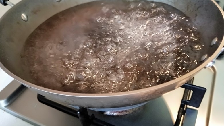 酱香\卤煮猪脚,锅中放水烧开。