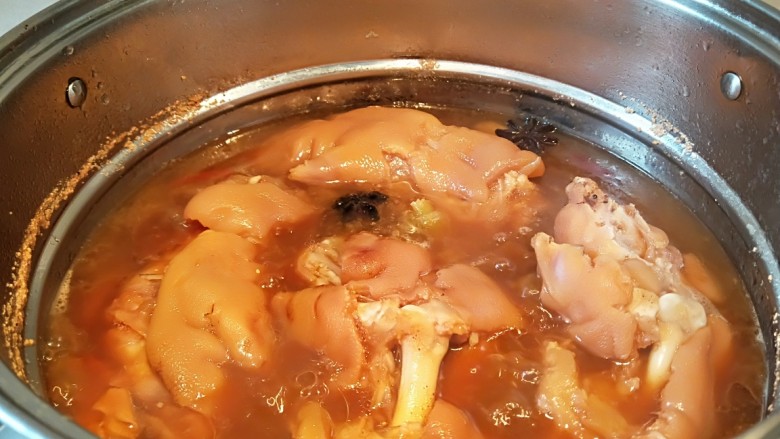 酱香\卤煮猪脚,打开锅盖很鲜美，汤浓肉烂。