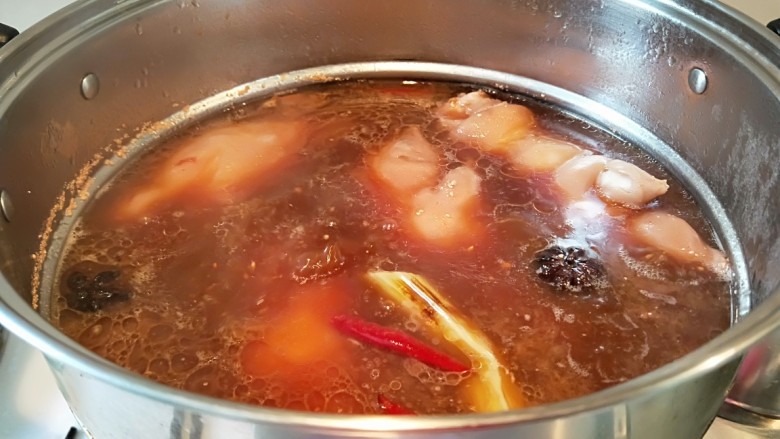 酱香\卤煮猪脚,加半锅水烧开。在加入适量醋。