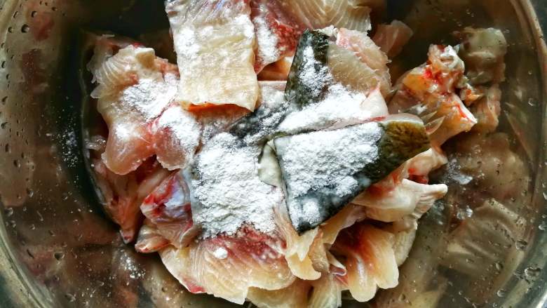 香锅酸菜鱼,活鱼切片洗净，用适量淀粉、少许食盐、胡椒粉拌匀后撒在鱼肉上，搅拌均匀后待用。(不喜欢用料酒的亲们，可以加生姜末、蒜末等除腥）