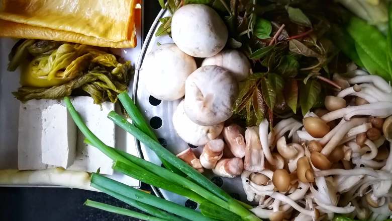 香锅酸菜鱼,洗净时蔬。（椿芽和豌豆片是做其他菜的，(#^.^#)请忽略不计）