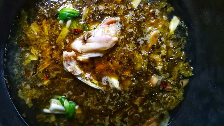 香锅酸菜鱼,加沸水熬制，加葱段... ...
