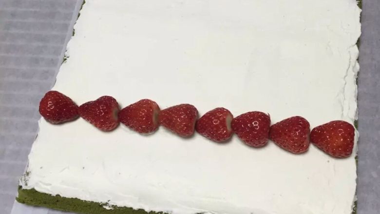 浅湘食光&抹茶草莓卷,放水果