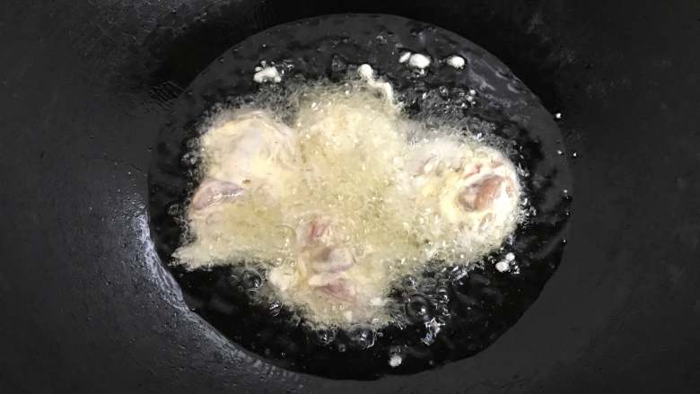 香酥炸鸡 ,七成热的时候放入挂上面糊的鸡腿肉。
