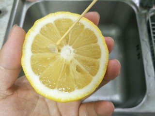柠檬膏,用牙签挑去柠檬籽
