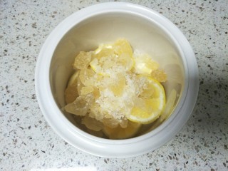 柠檬膏,砂锅底下铺一层柠檬，撒一层冰糖，叠加铺好