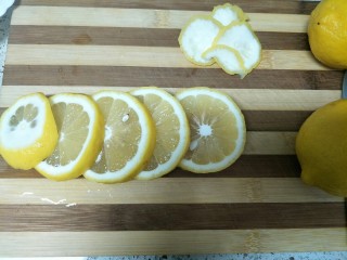 柠檬膏,切去头尾一小部分，把柠檬切成薄厚适中的片状