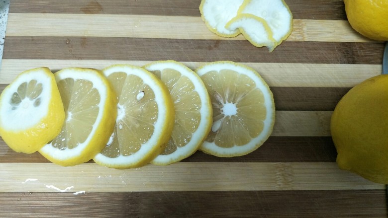 柠檬膏,切去头尾一小部分，把柠檬切成薄厚适中的片状
