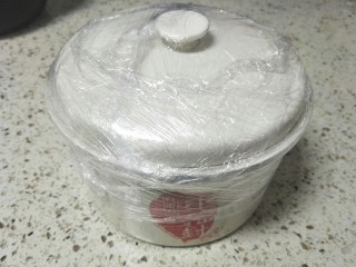 柠檬膏,盖上盖子，用保鲜膜包几圈以防进水，柠檬膏一定要无油无水的