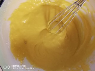 鸡蛋小松饼,蛋清 蛋黄分离 单独把蛋黄打散 依次加入牛奶 低筋面粉 玉米油 少许糖 打散打匀即可