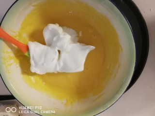 鸡蛋小松饼,打好的蛋白霜取1/3加入到蛋黄浆里 上下搅拌均匀后 再将所有蛋黄浆全部倒入蛋白霜里面充分搅拌均匀 