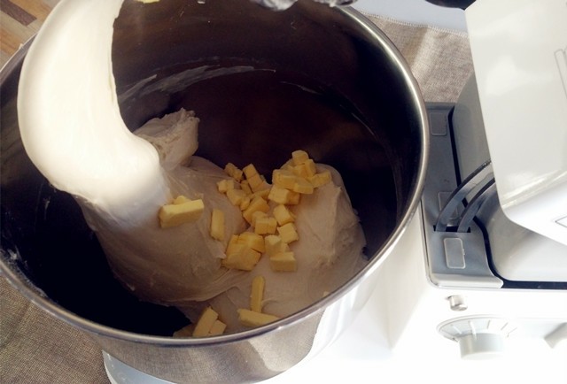 黄金椰蓉吐司,将主料中的黄油进行软化，加入揉好的面团中，进行慢慢的稀释。