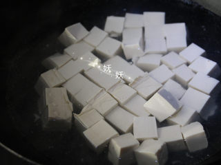 肉沫豆腐,豆腐切成小方块，大约1.5厘米见方。