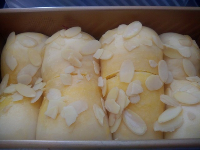 黄金椰蓉吐司,撒杏仁片。
