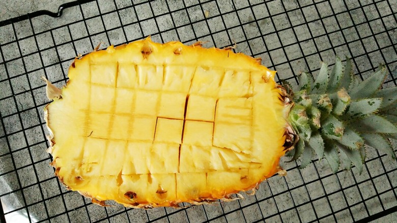 菠萝咕咾肉,然后用锋利的刀子如图中那样切成小块