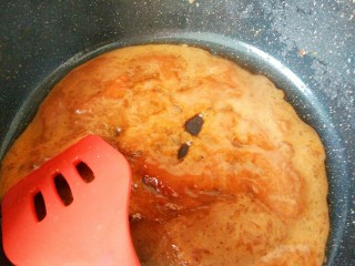菠萝咕咾肉,锅放油烧热加入调好的汁烧热到图中样子