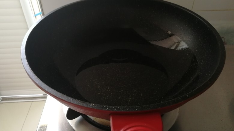 家庭版&红烧带鱼,起油锅，把锅先烧热在倒入豆油。