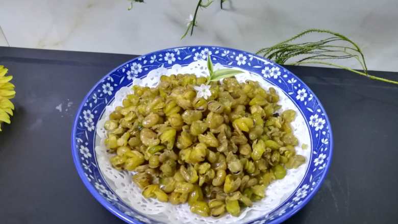 孔乙己爱吃的香酥茴豆,香喷喷，非常酥脆的茴豆就做好了。