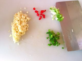 肉末茄子,蒜剁成蒜蓉，小辣椒切丁，葱白和葱头分开切细。