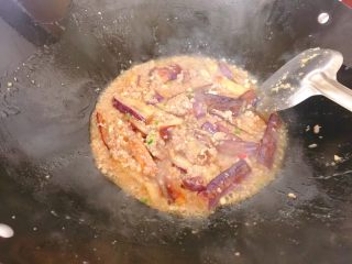 肉末茄子,兑水少许玉米淀粉水，煮一下收汁即可。