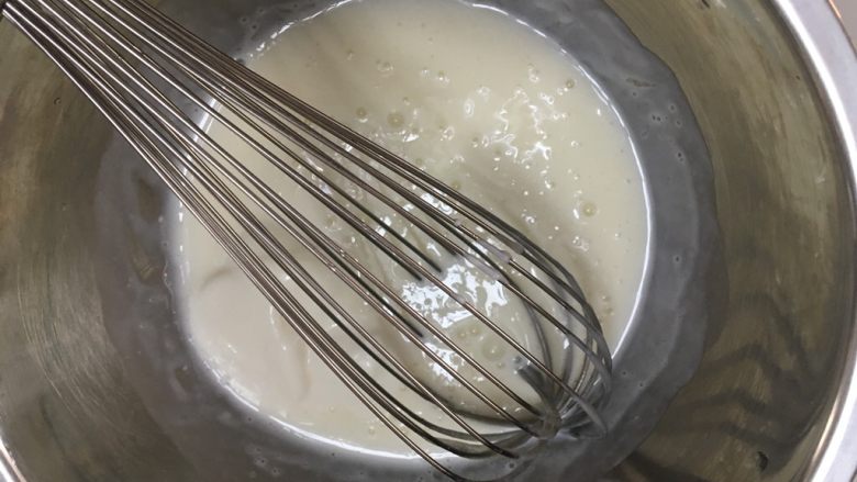 咖啡奶酪双色慕斯,加入沥干水分的吉利丁搅拌至融化。