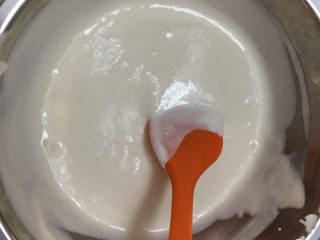 咖啡奶酪双色慕斯,稍凉后加入150克酸奶拌匀，然后加入剩下的淡奶油拌匀，酸奶慕斯糊就完成了。