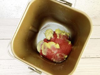 红丝绒麻薯软欧包,揉出粗膜状态，加室温软化黄油接着揉至扩展状态