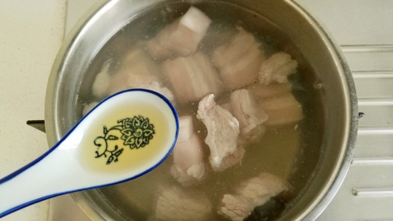 春笋焖肉,五花肉放入焯过春笋的水中，加入一勺子料酒。