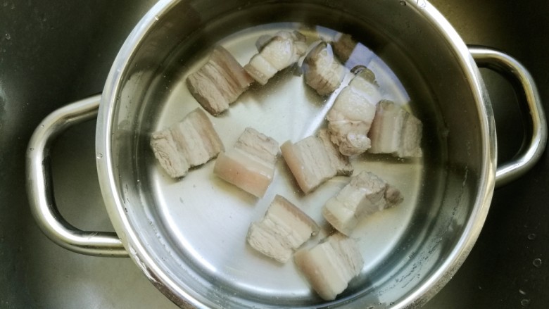 春笋焖肉,捞出后用温水清洗干净。
