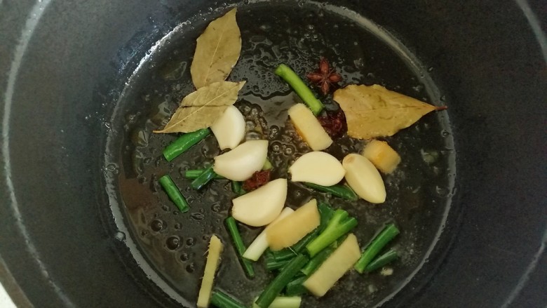春笋焖肉,加入葱姜蒜，八角和香叶炒香。