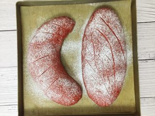 红丝绒麻薯软欧包,将发酵好的面团取出撒粉，割出喜欢的花纹，注意不要割得太深，割皮不割肉。