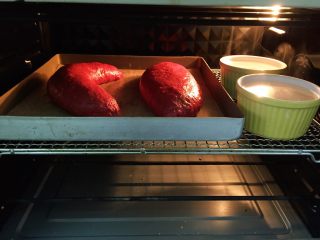 红丝绒麻薯软欧包,将整形好的面团放入烤箱，开发酵模式进行二次发酵，可以在烤箱放两碗温水模拟湿润环境，二次发酵40～60分钟