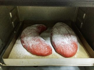 红丝绒麻薯软欧包,将烤箱提前预热上下火200度，面包中层烤25分钟