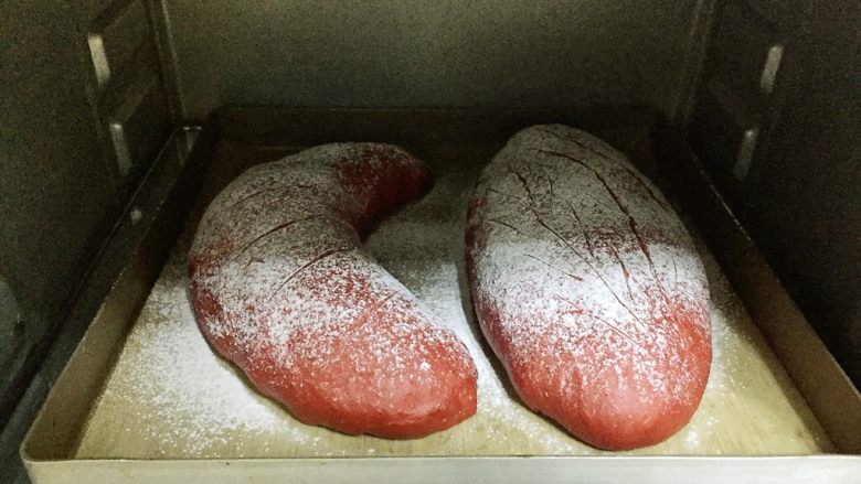 红丝绒麻薯软欧包,将烤箱提前预热上下火200度，面包中层烤25分钟