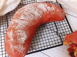 红丝绒麻薯软欧包,烤好的面包出炉及时转移到晾网上，避免底部受热过度