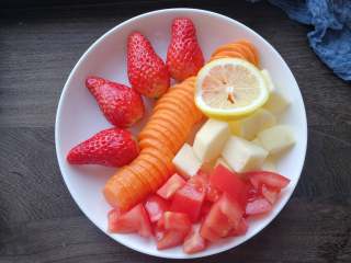 果蔬汁,草莓洗干净去蒂，胡萝卜去皮切片，苹果去皮切块，西红柿带皮切块，另外准备少许柠檬。