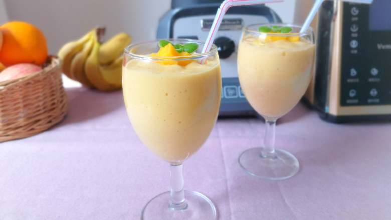 香蕉芒果冰沙,冰冰凉凉，没有一丁点冰渣子，绝对会成为炎炎夏日出镜率最高的饮品。