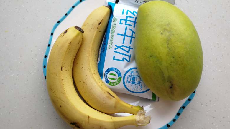 香蕉芒果冰沙,将所有主食材准备齐全。