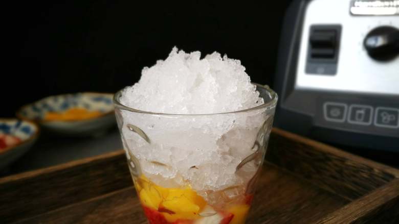 水果刨冰,将切碎的水果放入杯底，做好的刨冰盛入杯中，刨冰晶莹剔透，大小均匀，很完美。