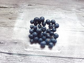 蓝莓酸奶冰棒,蓝莓洗净。