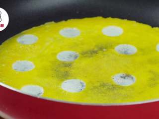 网红波点蛋包饭,将蛋清部分打散，填入镂空处，再次开小火，待蛋清凝固后立即关火
