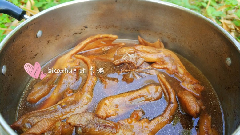 卤鸭掌,完成后的鸭掌可以一直泡汤汁里、进一步入味 。