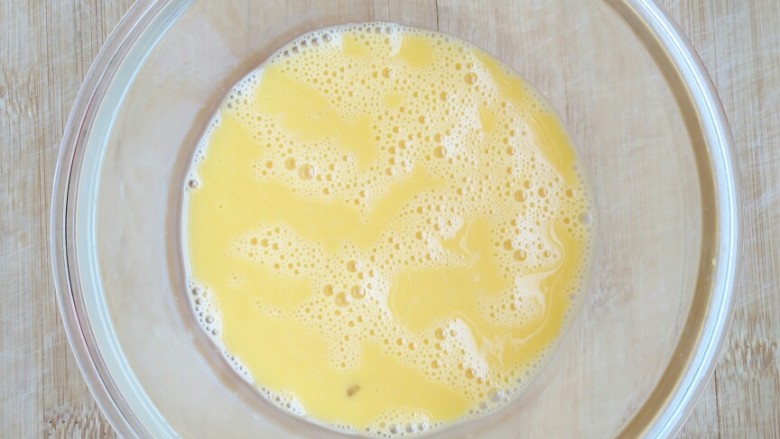 高颜值超简单的网红蛋卷,将鸡蛋加入融化的黄油中打碎，搅拌均匀。