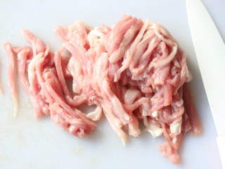 尖椒炒肉丝,猪肉切细丝。
