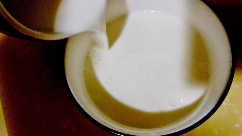 吃出好身材 
瘦身早餐烤土豆,牛奶稍微放置几分钟，冷却至85度左右，将牛奶冲入姜汁中，切不可搅拌