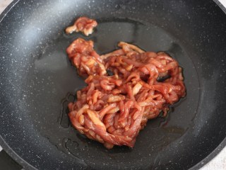 尖椒炒肉丝,放入腌制好的肉丝翻炒。