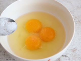 香椿炒鸡蛋,加入少许盐。