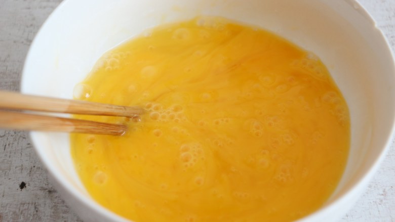 香椿炒鸡蛋,用筷子搅拌均匀。