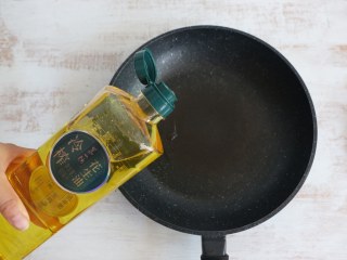 香椿炒鸡蛋,锅中倒入适量食用油。