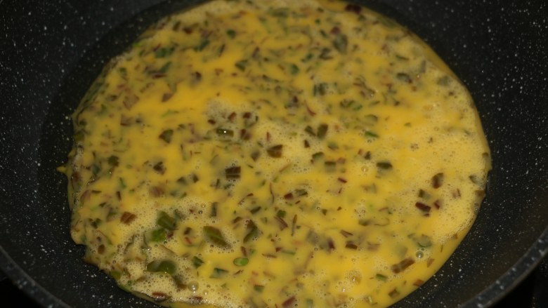 香椿炒鸡蛋,油热后，倒入蛋液。